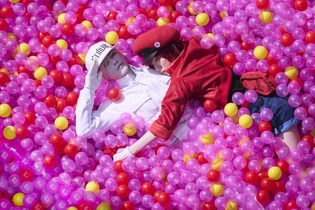 白血球役の佐藤健さん(写真左)と赤血球役の永野芽郁さん(同右)