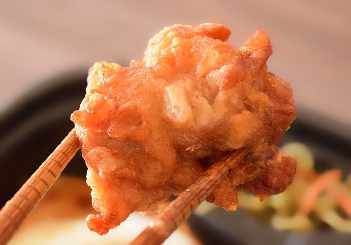から揚げは、ほっともっとの他のお弁当に使われているものと同じサイズ