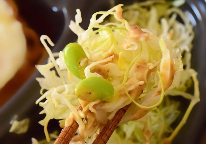 サラダには枝豆が混ざっています。