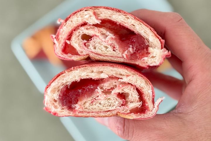 甘酸っぱいジャムがどんどん出てくる～！！【セブン】に華やかな新作パン