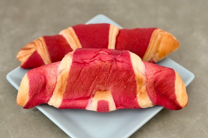 甘酸っぱいジャムがどんどん出てくる～！！【セブン】に華やかな新作パン