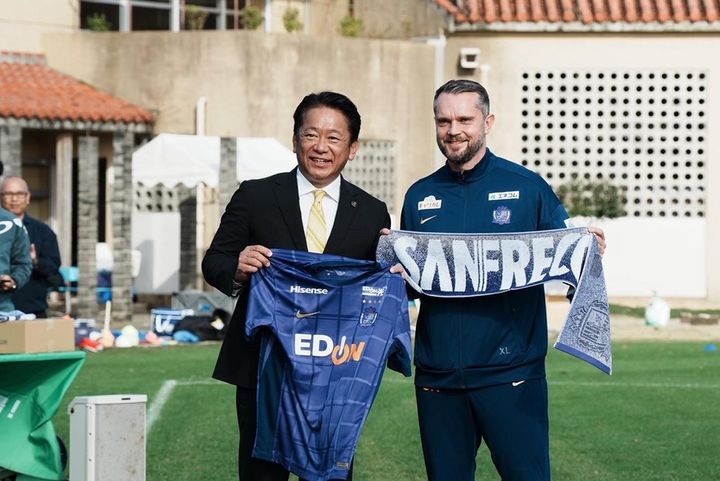 画像: 石垣市の中山義隆市長（左）とバルトシュ・ガウル監督（右）