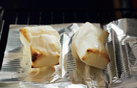 正月のあまったおもちで「もちとかぶ、ベーコンのホワイトシチュー」。味付けシンプルなボリュームおかずのレシピの画像2