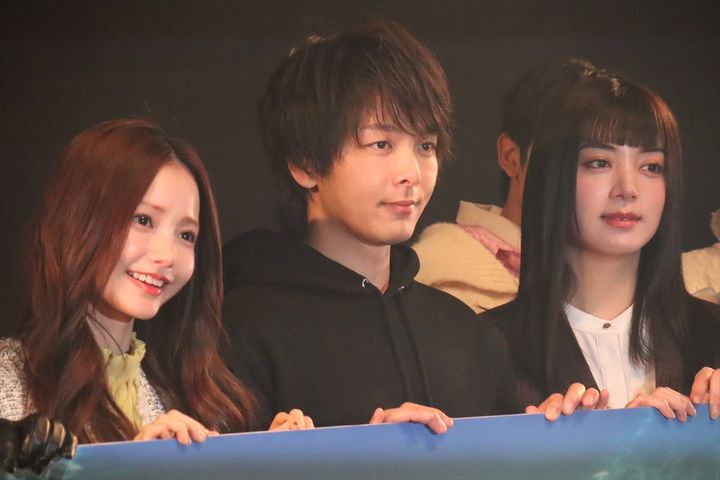 ドラマ『DREAM STAGE』制作発表会見に出席した（左から）ハ・ヨンス、中村倫也、池田エライザ クランクイン！ width=