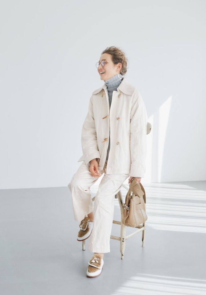 ショート丈コート¥495,000、パンツ¥217,800、中に着たタートルネックニット¥209,000／すべてチヴィディーニ（コロネット）、メガネ¥77,880／ハフマンス&ノイマイスター（コンティニュエ）、ピアス¥43,100、リング¥54,200／ともにトムウッド（トムウッド 青山店）、バッグ¥88,330／ホーガン（トッズ・ジャパン）、シューズ¥83,600／ネブローニ