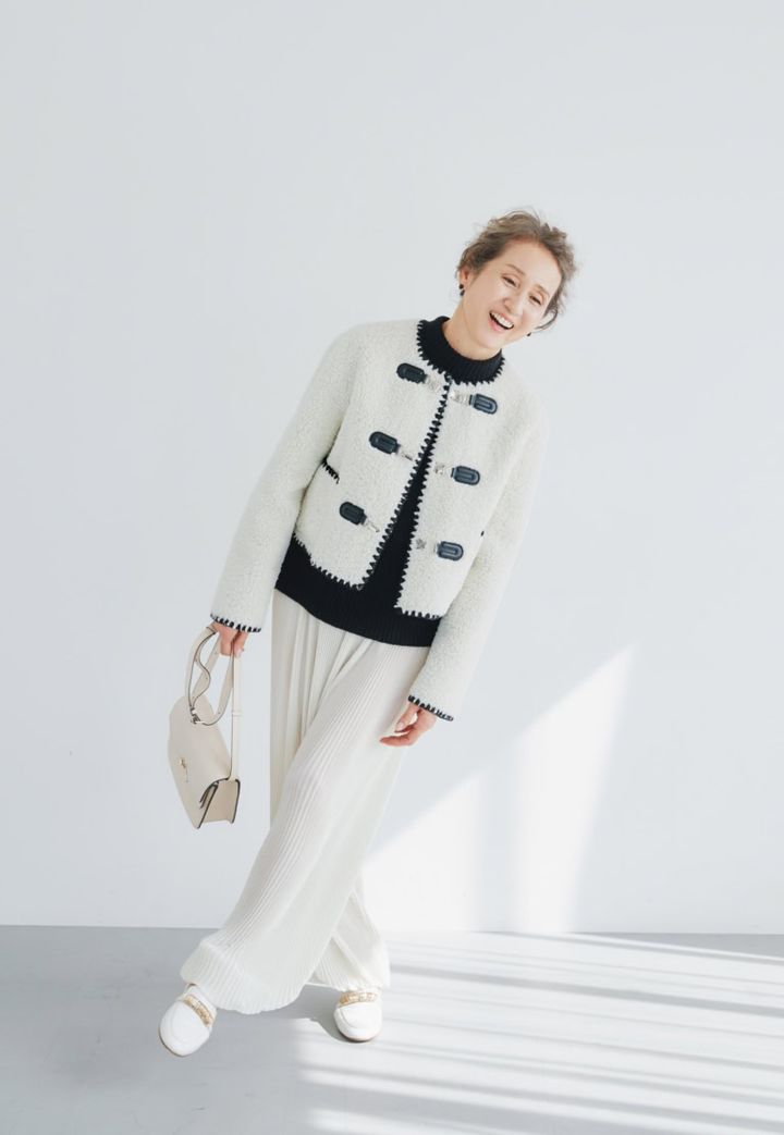 ブルゾン¥132,000／エルマンノ フィレンツェ、ニット¥132,000／ジェントリーポルトフィーノ（ともにウールン商会）、プリーツパンツ¥42,900／ロゥタス（ロゥタスカスタマーサービス）、ピアス（右）¥82,500、（左耳）¥62,700／ともにヒロタカ（ヒロタカ 表参道ヒルズ）、バッグ¥546,700 ／モワナ（モワナ 伊勢丹新宿店）、シューズ¥135,300／トッズ（トッズ・ジャパン）