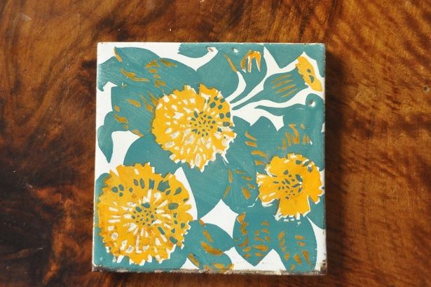 ＜世界初公開＞オリジナル・カサ・ビセンスのタイル カーネーション 1883-1885年/カサ・ビセンス, バルセロナ/ガビネット・モダニスタより貸与/ガビネテ・モダニスタとガウディ財団/オリジナル