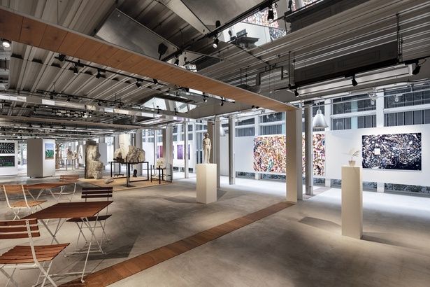 アートギャラリーカフェ「WHAT CAFE」。作品を眺めながら食事やドリンクを楽しめる