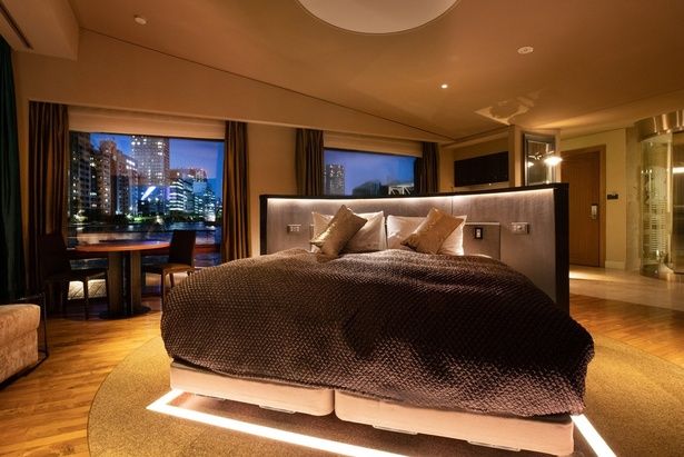 窓の外には天王洲の夜景が広がる。展覧会の余韻に浸りながら過ごす特別な一夜