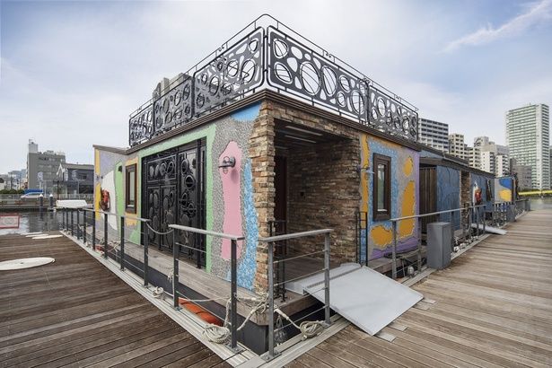 クラッシュタイルやレンガなど異素材が調和する「PETALS TOKYO」の外観