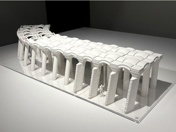 ガウディ展との連携で特別展示される「グエル公園 高架の架構模型」