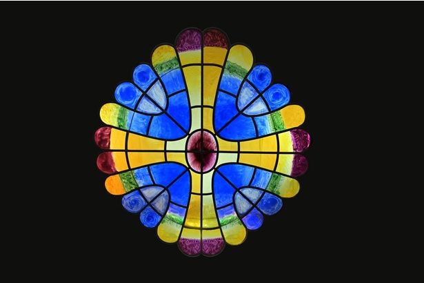 ＜世界初公開＞ステンドグラス窓 1914-1915年/クリプタ・グエル, サンタ・コロマ・デ・セルベリョ/モダニスタ・キャビネットより貸与/ガビネテ・モダニスタとガウディ財団/レプリカ