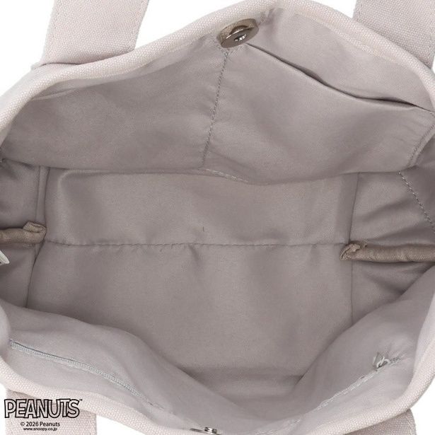 中はオープンポケットが2つとファスナーポケットが1つ付いている