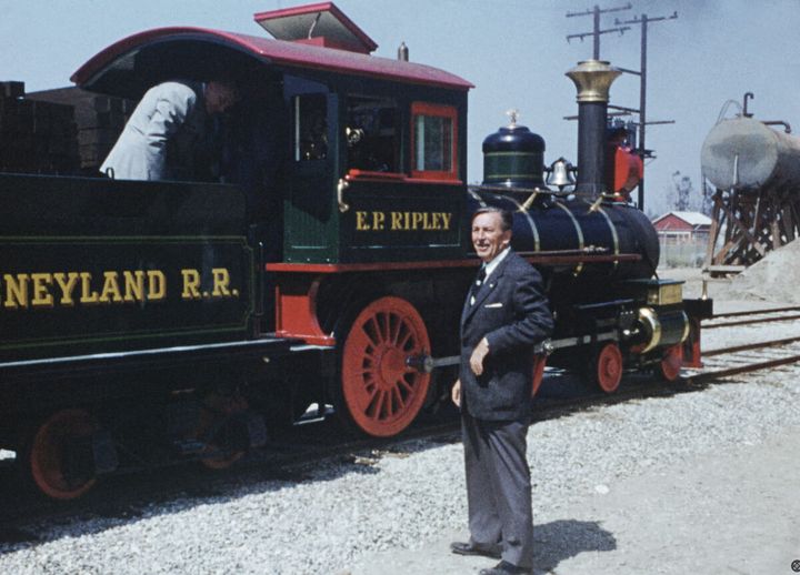 機関車E.P.RIPLEY号の前に立つウォルト・ディズニー