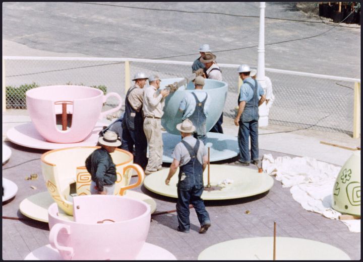 マッド・ティーパーティーのカップを設置する作業員たち