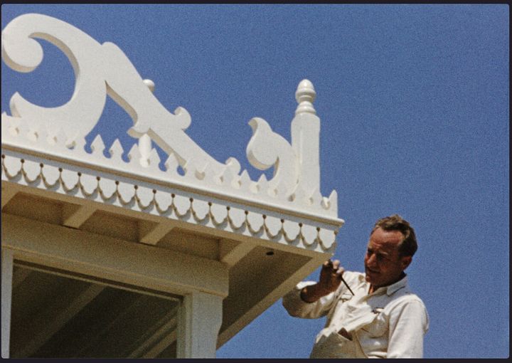 建物の装飾を丁寧に仕上げる職人の様子