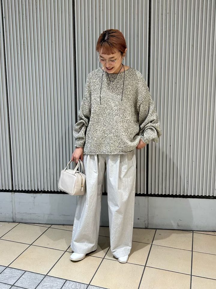 着痩せ法則1：全体の色味を揃えて縦のシルエットを強調