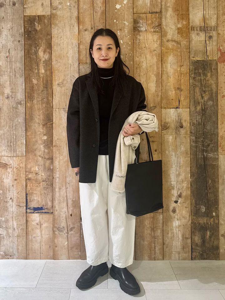 着痩せ法則3：トップスの色をまとめて「横のまとまり」を意識