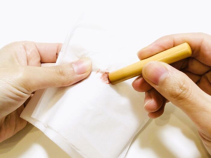 印鑑の目詰まりを「一発」でキレイにする裏ワザ。ティッシュじゃ取り切れない汚れもスッキリ！