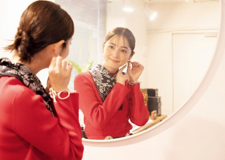 鏡を見ながらジュエリーを試す佐々木希さん