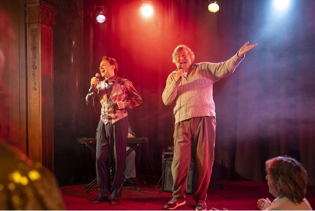 英国の国民的俳優スティーヴン・フライが、デリカシーに欠けるが人気者の父エデクを演じる [c] 2024 SEVEN ELEPHANTS, KINGS&QUEENS FILMPRODUKTION, HAÏKU FILMS