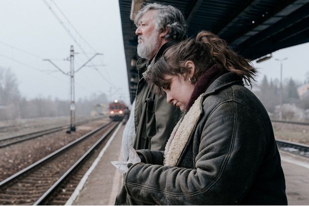 不安と期待が入り混じる、1991年のポーランドの時代背景が見事に再現されている [c] 2024 SEVEN ELEPHANTS, KINGS&QUEENS FILMPRODUKTION, HAÏKU FILMS