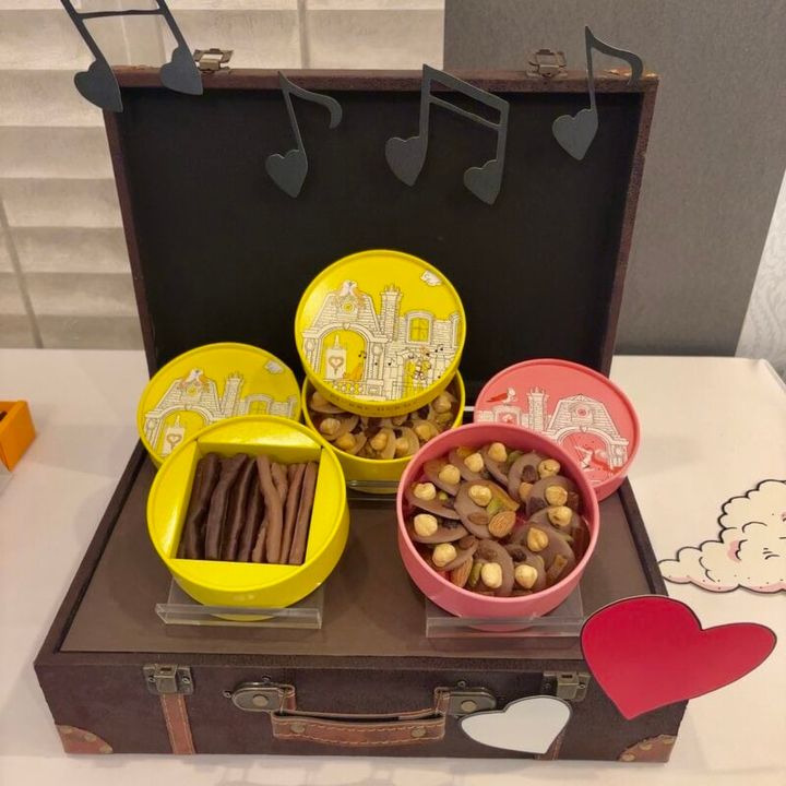 左から :アソリュティ マン オランジェット 3132円 ※高島屋限定 マンディヤン ショコラ ブロン 3402円 ※伊勢丹新宿店限定 マンディヤン ショコラ オ レ 3348円（ピエール・エルメ・パリ）