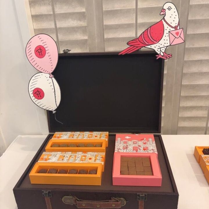 左上から時計回りに：トリュフ テ ヴェール マッチャ2916円 ※公式オンラインブティック限定 ガナッシュ イスパハン 2808円 ※西武池袋限定 トリュフ ア ソリュティマン 2916円 （ピエール・エルメ・パリ）