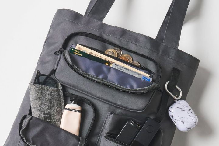 上部の外ポケットが財布として使える