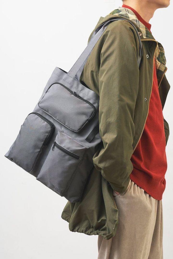 肩掛けできるので荷物が増えても安心