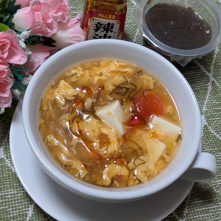 4.絹豆腐をさいの目切りにし、入れる。温まったら火を止め、器に盛る