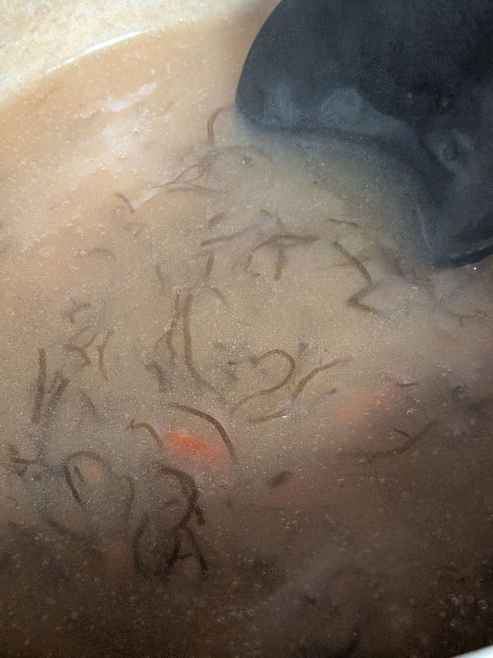 2.火をつけ、中火で沸騰するまでかき混ぜる