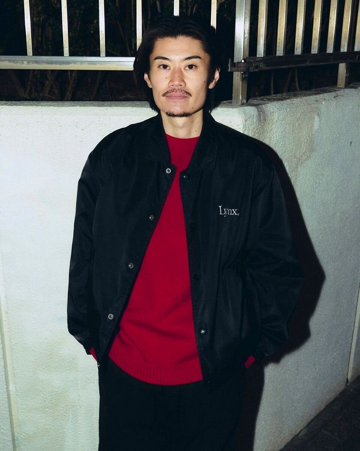 【スナップ】赤ニットを煌々と輝かせるのはモノトーンのパンツとシューズ