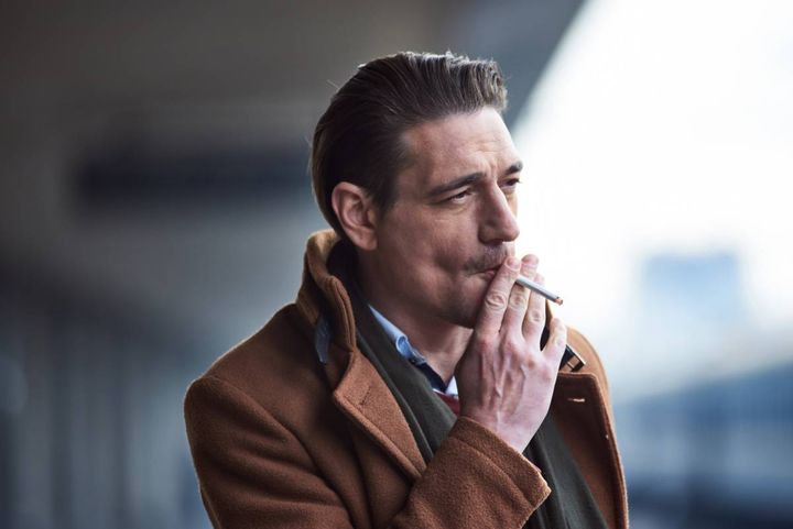 タバコを吸う男性