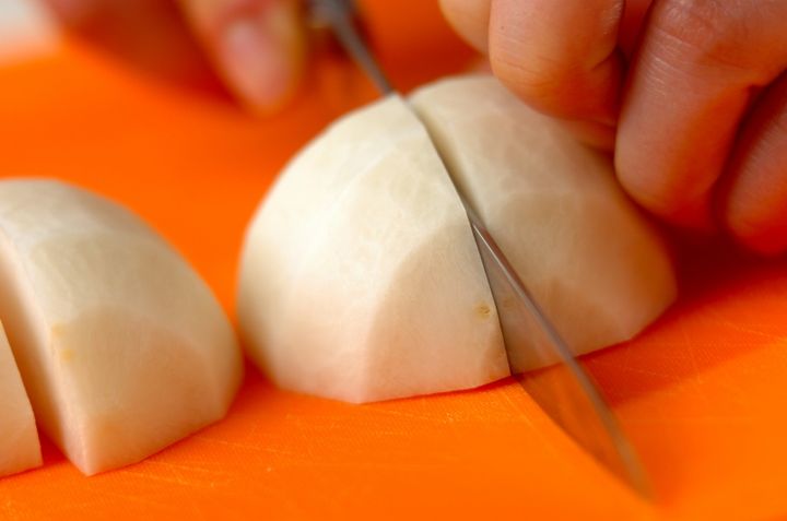 カブと油揚げと昆布の煮物の下準備1