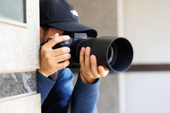 イベントに出演する女性の下半身を撮影すると、どんな法的責任を問われる？（画像はイメージ）