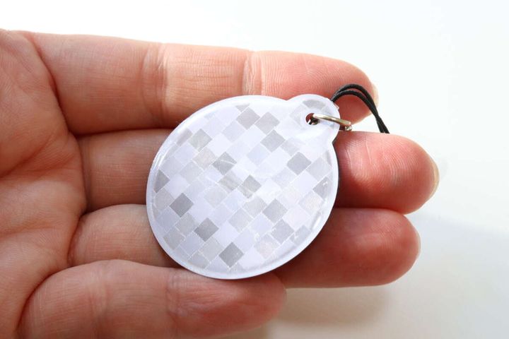 ダイソーのかさ固定用マグネット 丸型はネオジム磁石入りでスチール面にくっつく