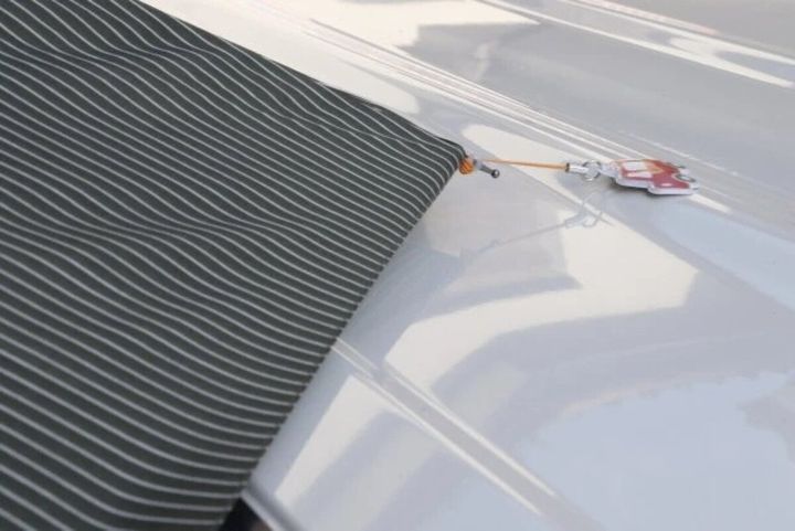 ダイソーのかさ固定用マグネット 丸型は車の屋根に貼って使える