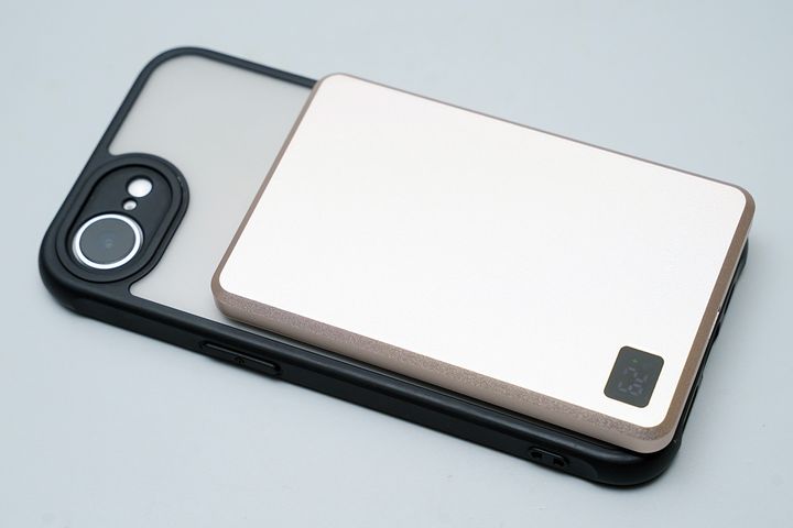 マグネット式ワイヤレス充電に対応していることは、子育て家庭にはとても重要。