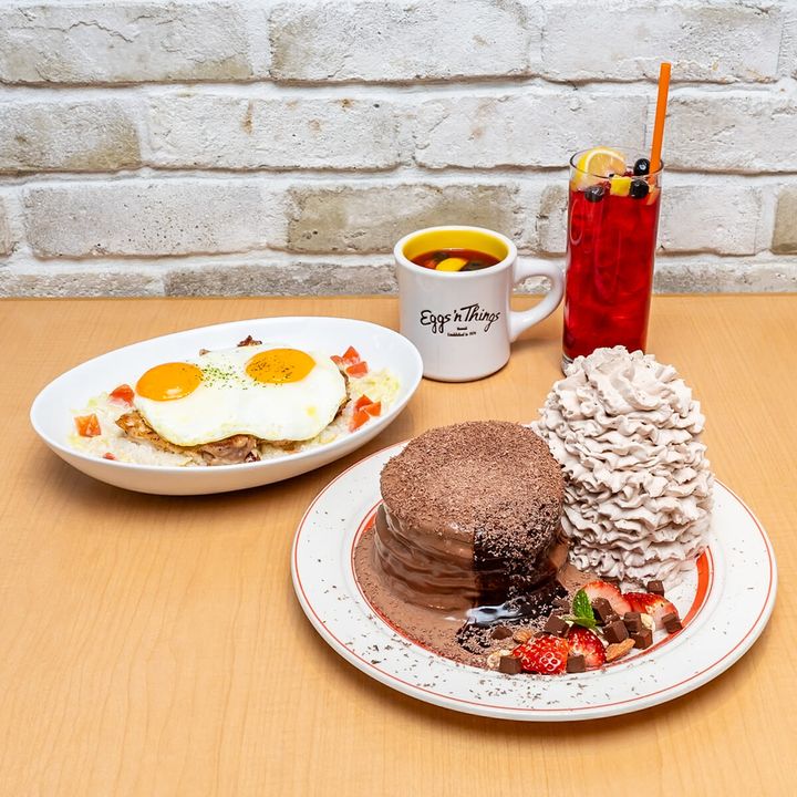Eggs ’n Things「フォンダンショコラパンケーキ／クリーミーブロスエッグス」