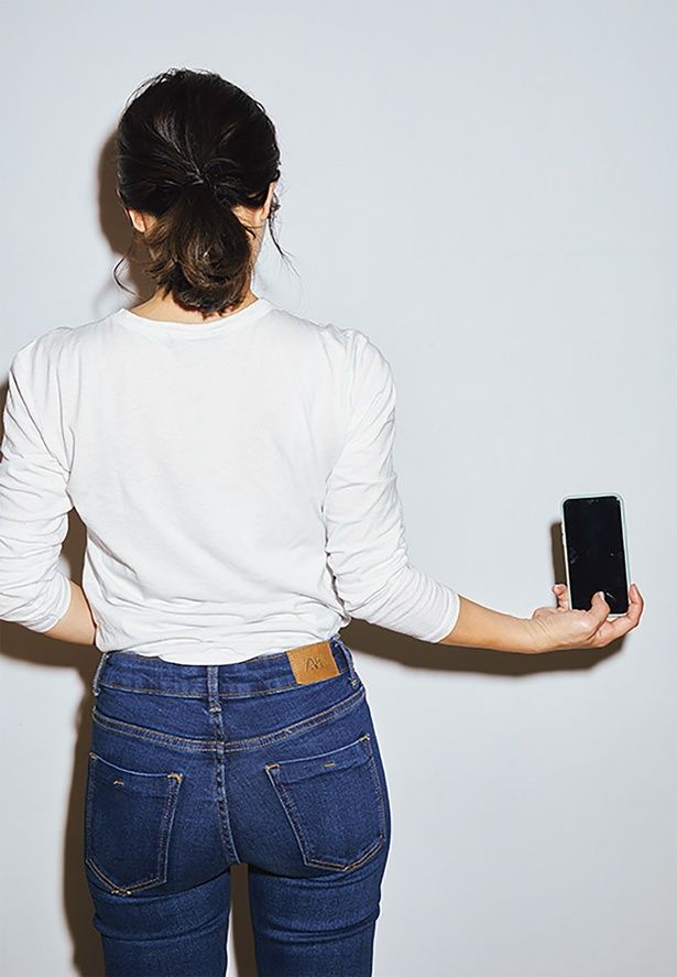 後ろ姿は鏡を使う （C）にーよん／KADOKAWA