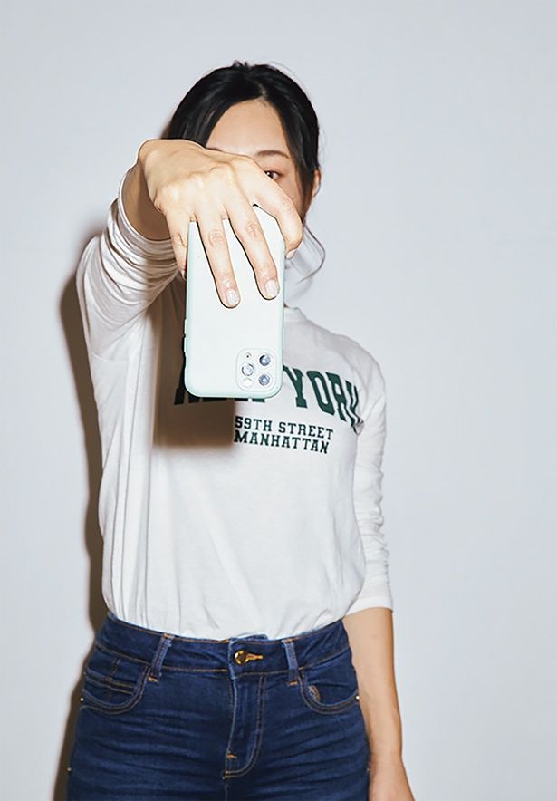 スマホを逆さ持ち （C）にーよん／KADOKAWA