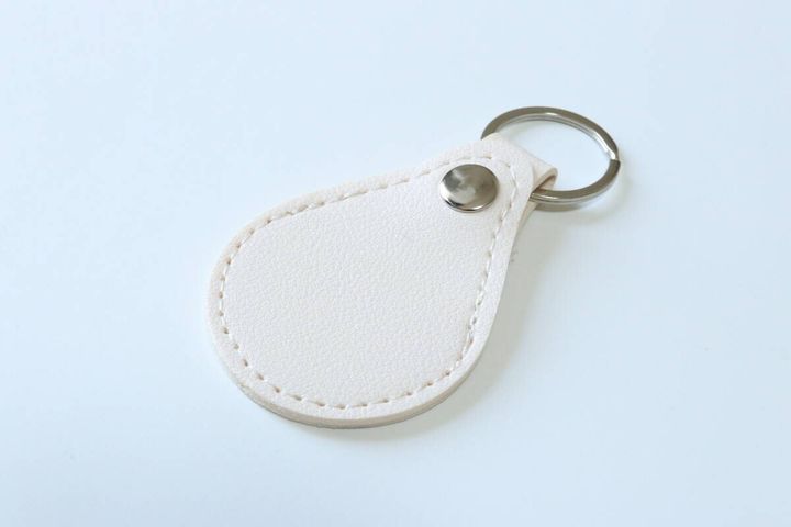 セリアの収納付キーホルダーレザー調のホワイト