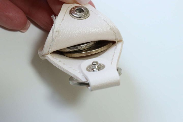 セリアの収納付キーホルダーレザー調は小銭が入る