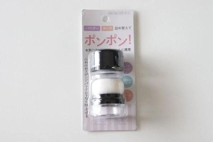 ダイソー スポンジ付チーク容器 パッケージ