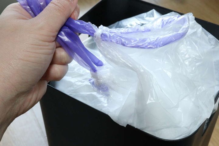 ゴミ袋（ひも付、25L、11枚） 紐を引く