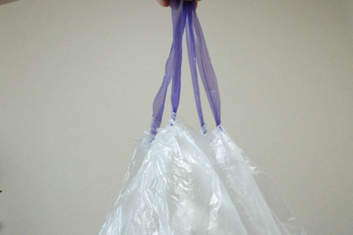 ゴミ袋（ひも付、25L、11枚） 口を閉じる