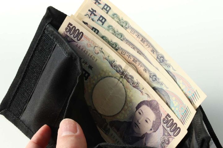 ダイソーの紐付キッズ三つ折りウォレット（ブラック）にお札を入れる