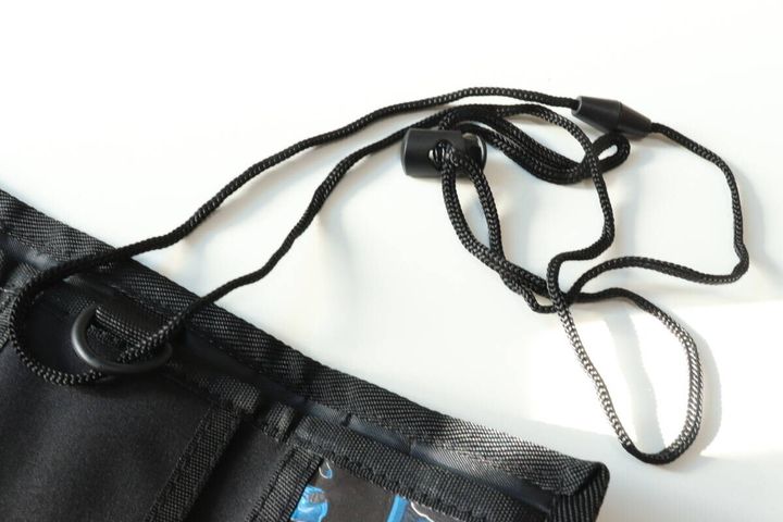 ダイソーの紐付キッズ三つ折りウォレット（ブラック）の紐