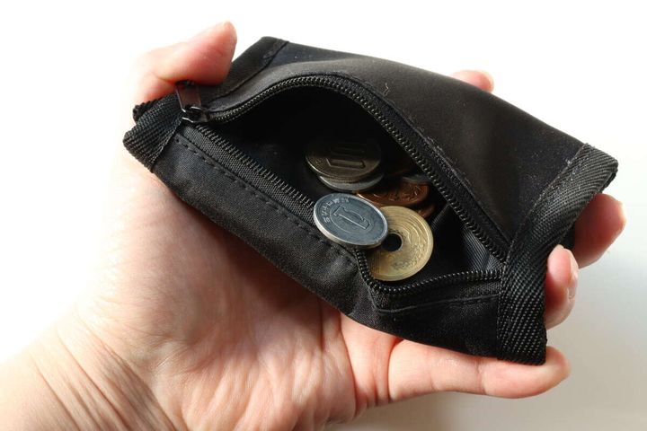 ダイソーの紐付キッズ三つ折りウォレット（ブラック）のポケット